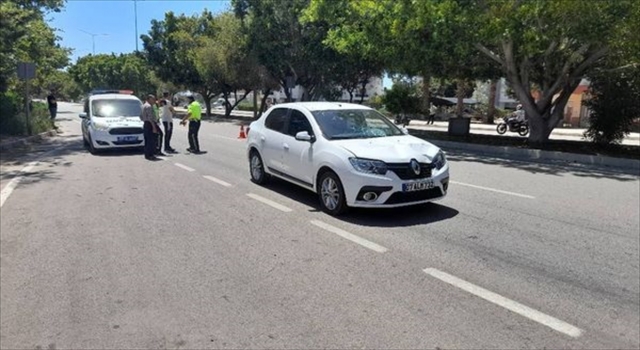 Antalya’da otomobilin çarptığı çocuk, ağır yaralandı