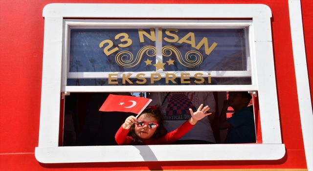 Adana’da çocuklar ”23 Nisan Ekspresi”ni ziyaret etti