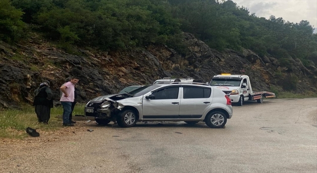 Adana’da 2 otomobilin çarpıştığı kazada 5 kişi yaralandı