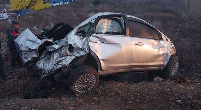 Isparta’da reklam panosuna çarpan otomobildeki 1 kişi öldü, 3 kişi yaralandı