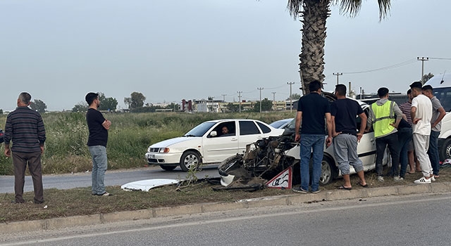 Adana’da refüjdeki ağaca çarpan otomobilin sürücüsü yaralandı