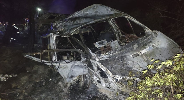Adana’da uçuruma devrilip yanan minibüsteki 3 kişi öldü, 18 kişi yaralandı