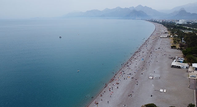 Antalya’da vatandaşların güzel havada sahil keyfi