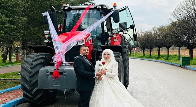 Kahramanmaraşlı çift, traktörü ”gelin arabası” yaptı