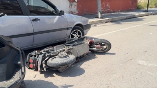 Hatay’da otomobille çarpışan motosikletin sürücüsü yaralandı