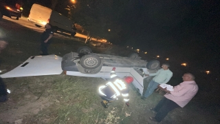 Adana’da devrilen otomobilde sıkışan sürücüyü itfaiye ekipleri kurtardı