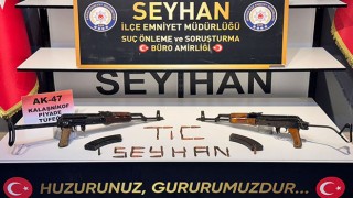 Adana’da bir evde 2 kalaşnikof tüfek bulundu