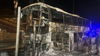 Adana’da gişe bariyerine çarparak alev alan yolcu otobüsündeki 6 kişi yaralandı