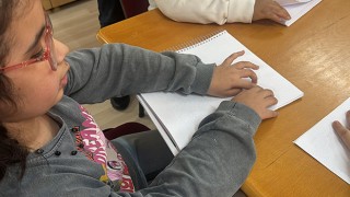 Adana’da görme engelliler okuluna Braille alfabesiyle hazırlanan kitaplar bağışlandı