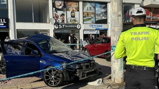 Antalya’da durakta bekleyen yolculara otomobilin çarpması sonucu 2 kişi öldü, 1 kişi yaralandı