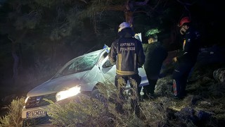 Antalya’da uçuruma yuvarlanan araçtaki 3 kişi yaralandı