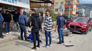 Adana’da cip ile çarpışan motosikletteki 2 kişi yaralandı