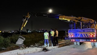 Antalya’da bir otomobil su kanalına devrildi