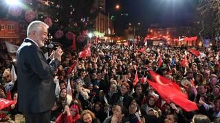 Isparta Belediye Başkanlığını yeniden kazanan AK Parti’li Başdeğirmen, vatandaşlara hitap etti