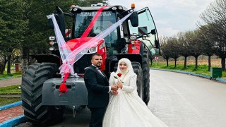Kahramanmaraşlı çift, traktörü ”gelin arabası” yaptı