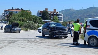 Samandağ’da çarpışan iki otomobilin sürücüleri yaralandı