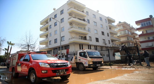 Mersin’de 4 katlı apartmanın önündeki giriş bölümü çöktü