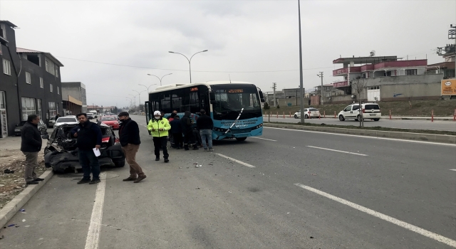 Kahramanmaraş’ta halk otobüsü ile otomobilin çarpışması sonucu 3 kişi yaralandı