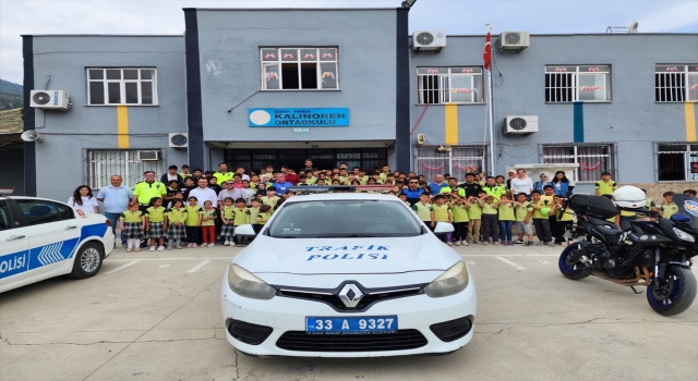 Anamur’da polis ekipleri, öğrencilere trafik eğitimi verdi