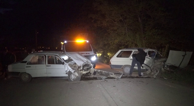 Burdur’da iki otomobilin çarpışması sonucu 4 kişi yaralandı