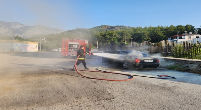 Kemer’de seyir halindeki otomobilde çıkan yangın söndürüldü