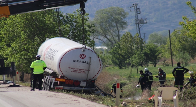 Burdur’da devrilen LNG yüklü tankerin yoldan kaldırılma çalışmaları sürüyor