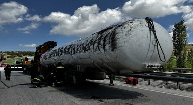 Burdur’da devrilen LNG yüklü tanker yoldan kaldırıldı