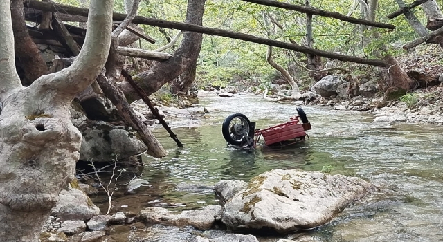 Adana’da dereye yuvarlanan motosikletin sürücüsü öldü, kızı yaralandı