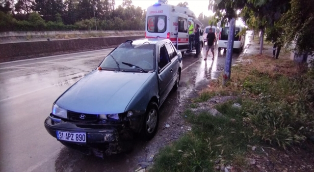 Hatay’da devrilen otomobildeki 2 kişi yaralandı