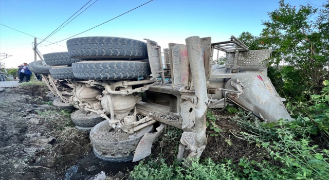 Hatay’da yolun çökmesi sonucu beton mikserinin sürücüsü yaralandı