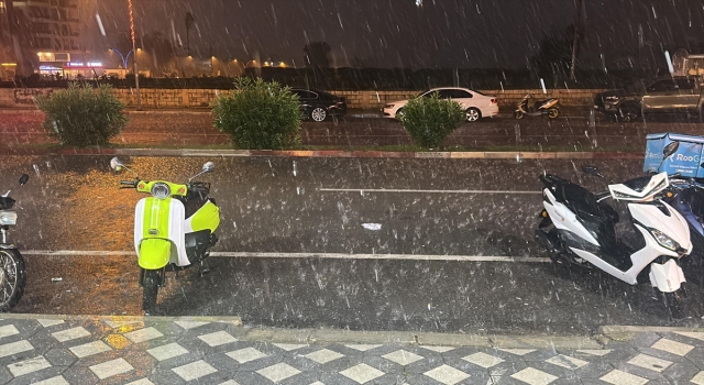 Hatay’da sağanak ve dolu hayatı olumsuz etkiliyor