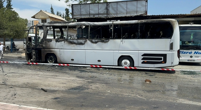 Antalya’da bir otobüs çıkan yangında kullanılamaz hale geldi