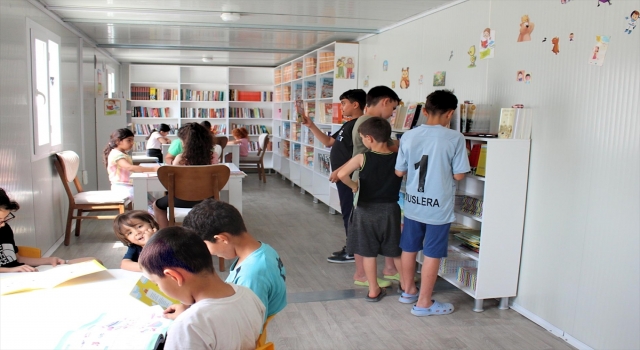 Hatay’da konteyner kente kurulan kütüphane yaklaşık 2 bin kitapla donatıldı