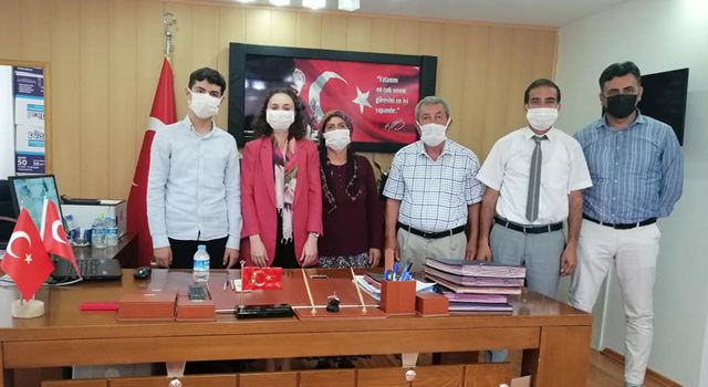 Kaymakam Özdemir, başarılı öğrenciyi kutladı