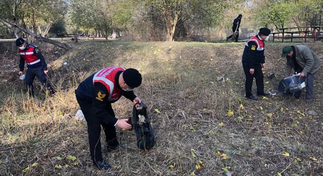 Jandarma Timi fidan dikti, doğa temizliği yaptı