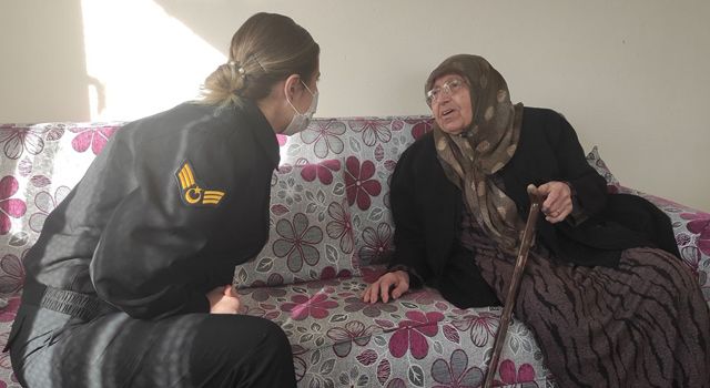 Jandarma’dan 108 yaşındaki Emine Kederoğlu’na ziyaret