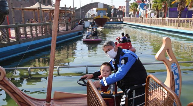 Polislerden özel öğrencilere masal park gezisi