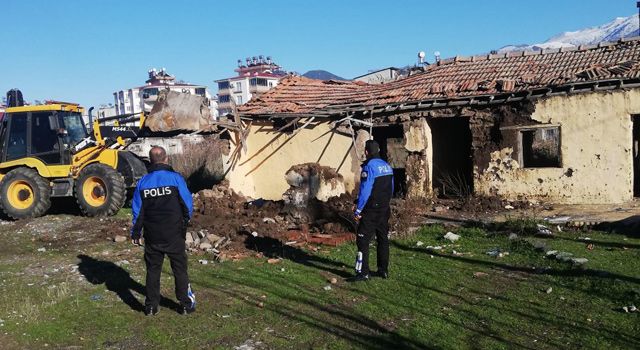 Emniyet ve belediye iş birliğinde metruk binalar yıkılıyor