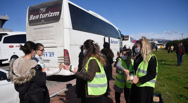 Belediye'den Yolculara Simit Ve Meyve Suyu İkramı Yapıldı