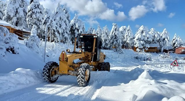 Osmaniye’de karla kaplı yayla yolları Belediye Ekiplerince açılıyor