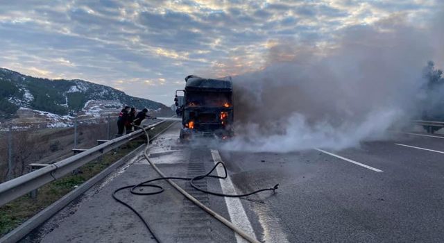 Otoyolda alev alan Tır, kullanılamaz hale geldi