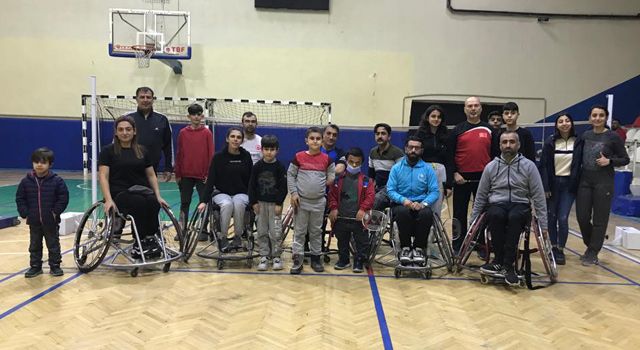 Özel sporcularda badminton turnuvası