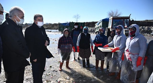 Vali Yılmaz, turp işçilerini ziyaret etti