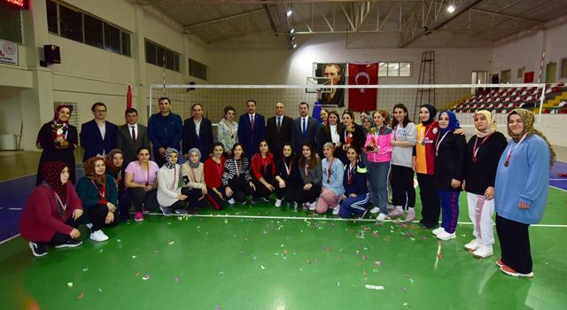 Ev hanımları için voleybol turnuvası düzenlendi