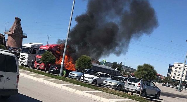 Park halindeki otomobil alev alev yandı