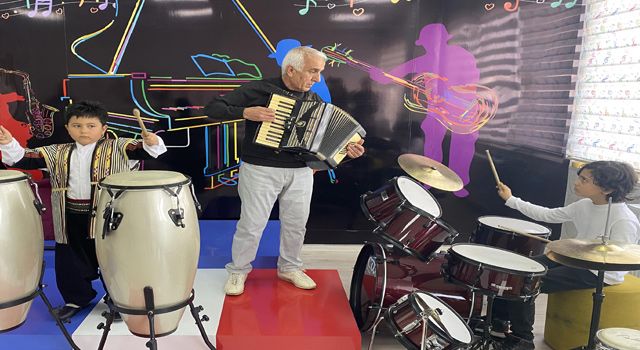 Emekli öğretmen, 45 yıllık müzik sevdasını aşılamayı sürdürüyor