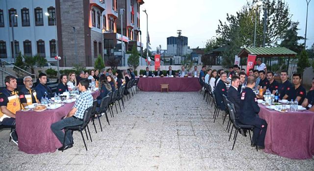 Vali Yılmaz, 112 Acil çağrı merkezinde iftar sofrasına katıldı