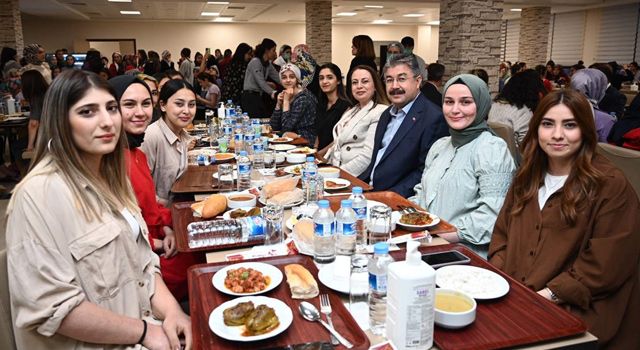 Vali Yılmaz, Üniversite öğrencileriyle iftarda buluştu