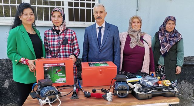 Bahçe'de Hayvan yetiştiricilerine makine ve ekipman desteği