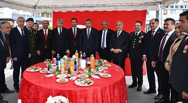 Cumhuriyet Meydanı’nda halkla bayramlaşıldı